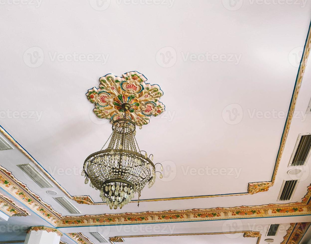 sala nel un costoso Hotel su vacanza. un' ingombrante, festivo, enorme lampadario fatto di bicchiere e cristallo è fisso su il bianca soffitto. incontro camera decorazione foto