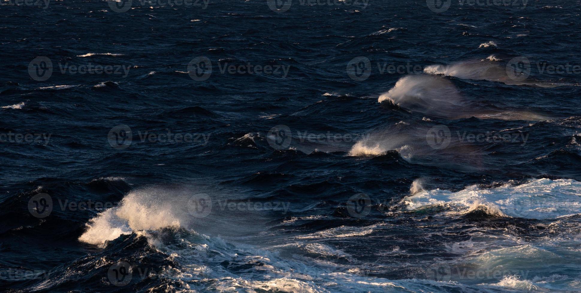 onde e spruzzi nel il mediterraneo mare foto