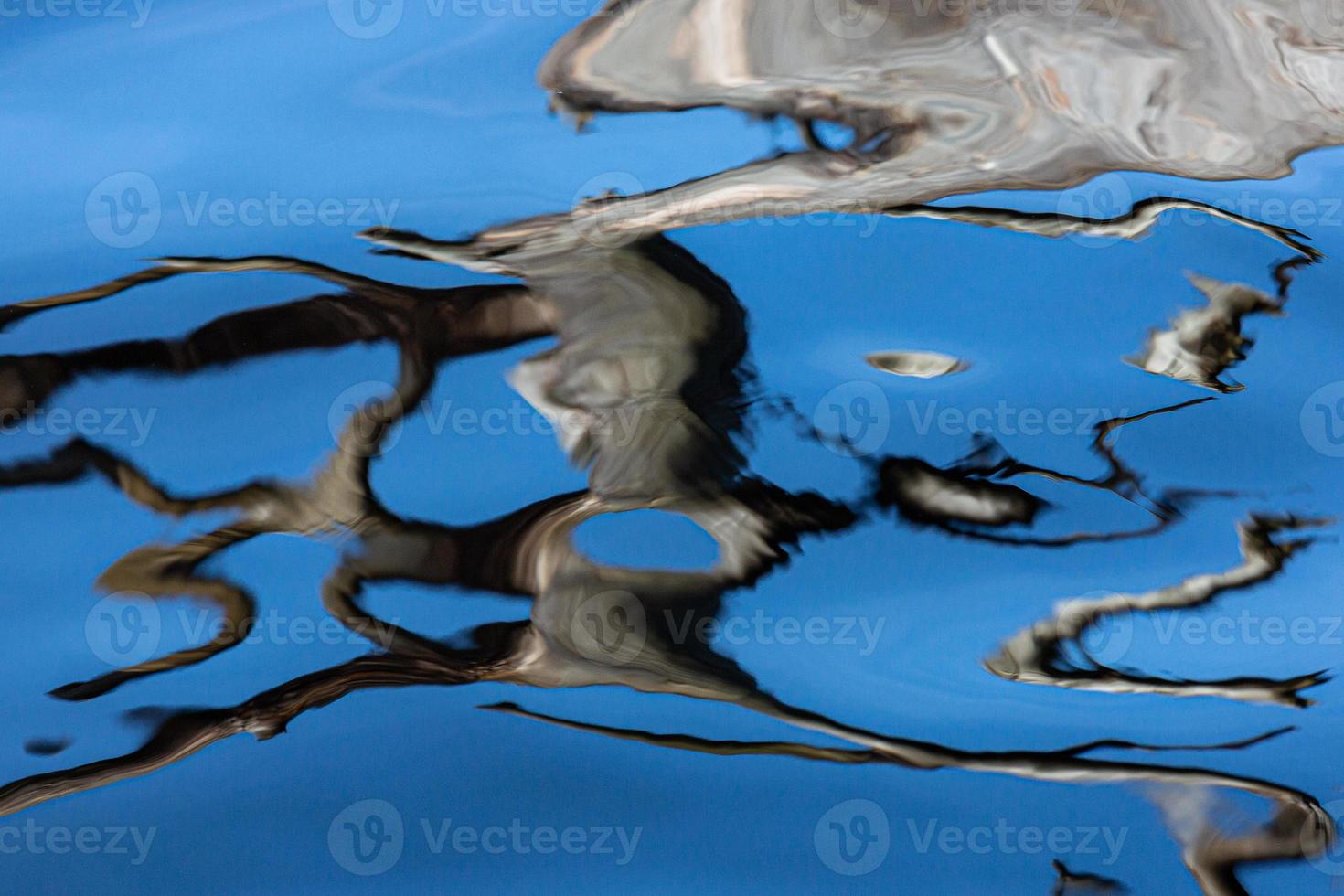 riflessione nel acqua su un' blu sfondo foto