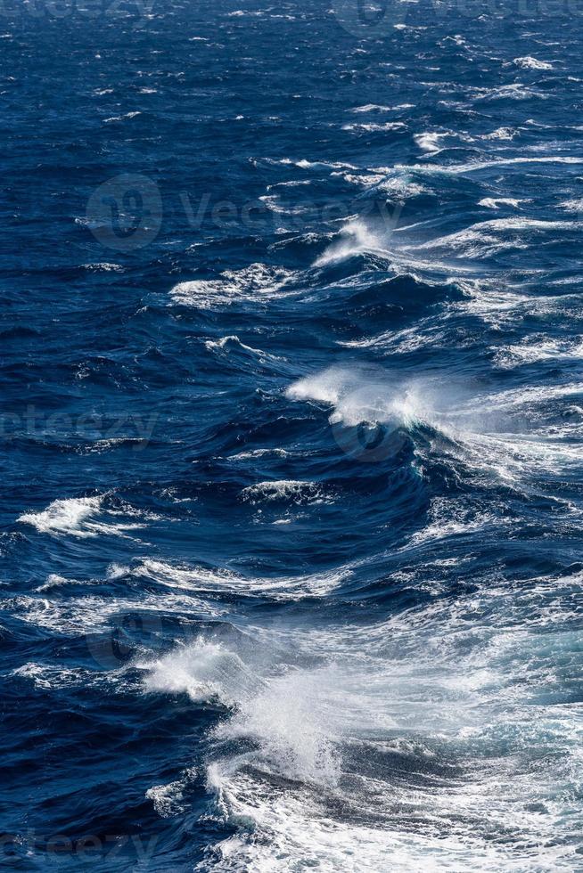 onde e spruzzi nel il mediterraneo mare foto