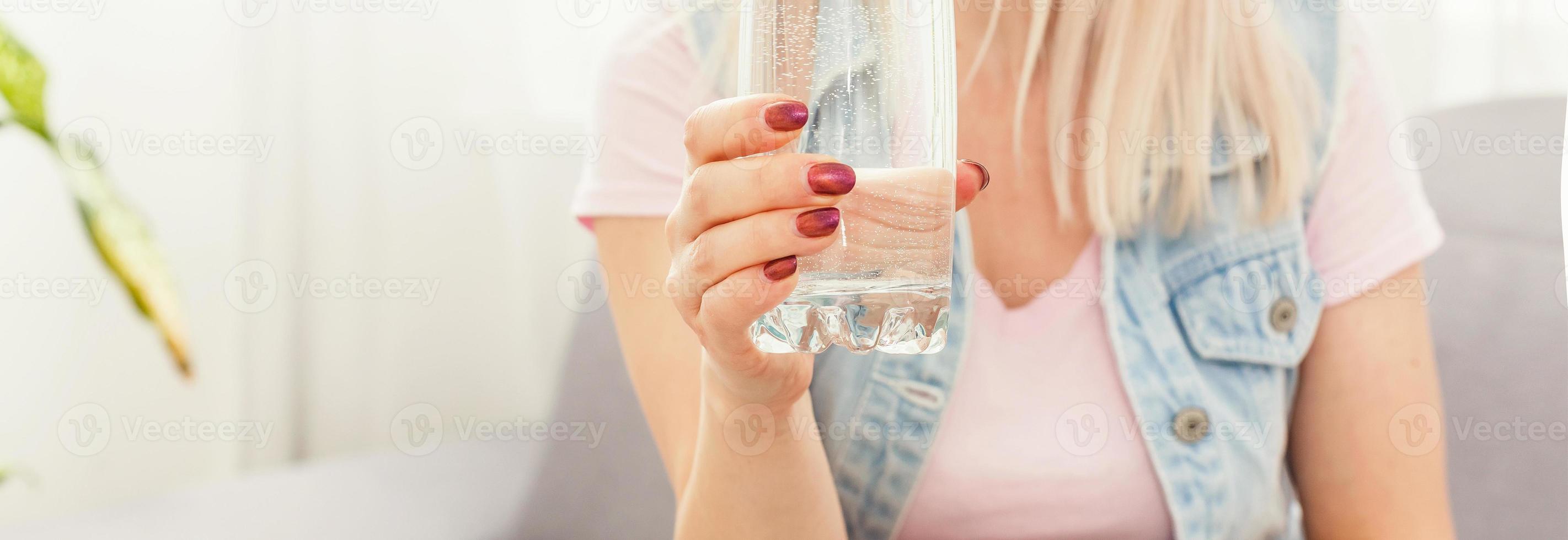 giovane donna acqua potabile foto