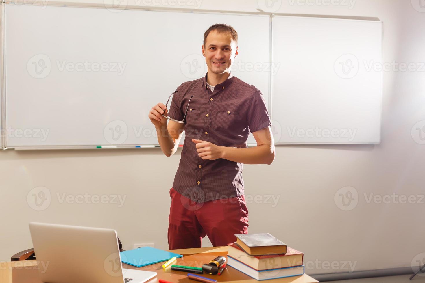 maschio insegnante ascoltando per studenti a adulto formazione scolastica classe foto