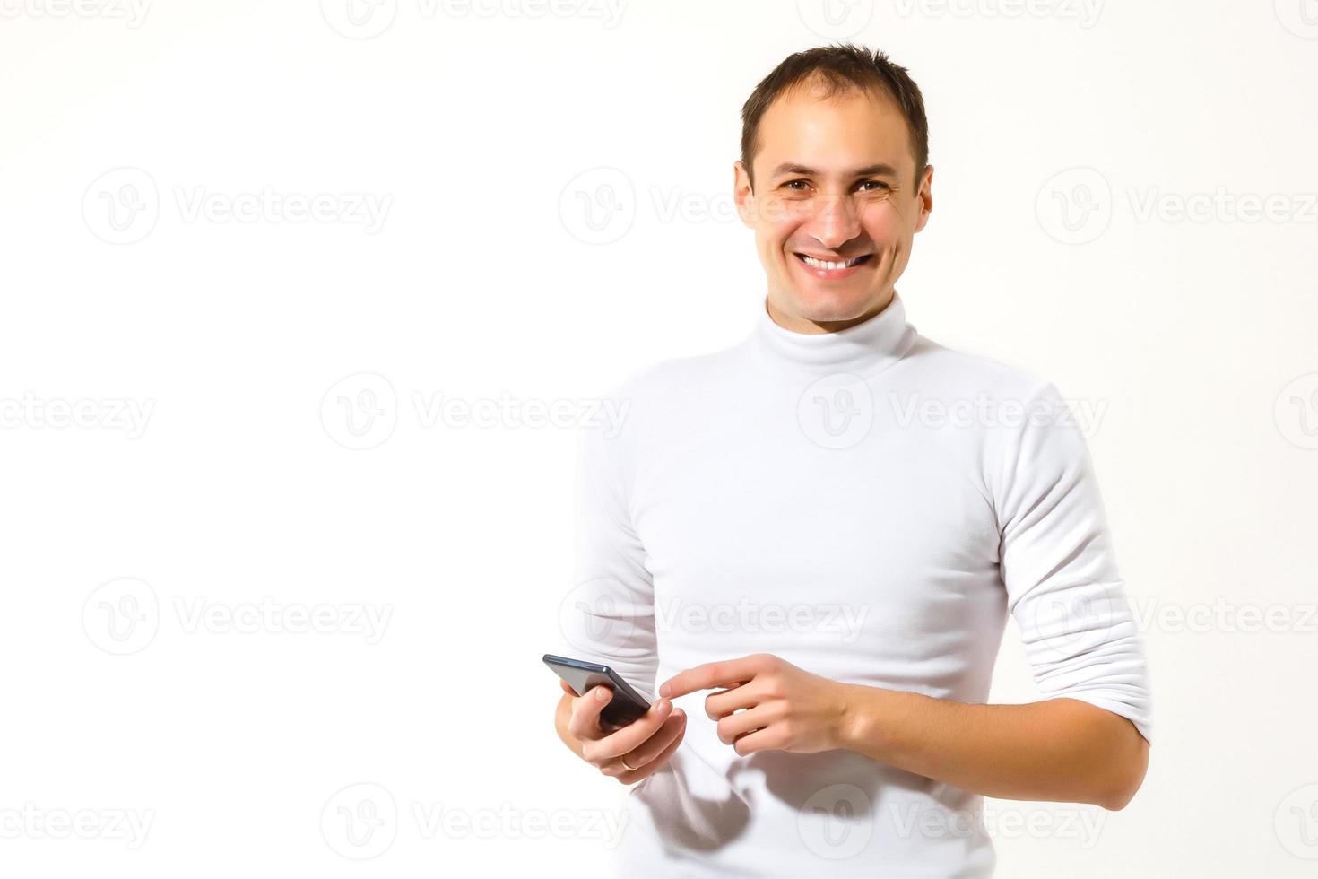 contento uomo con smartphone su bianca sfondo foto
