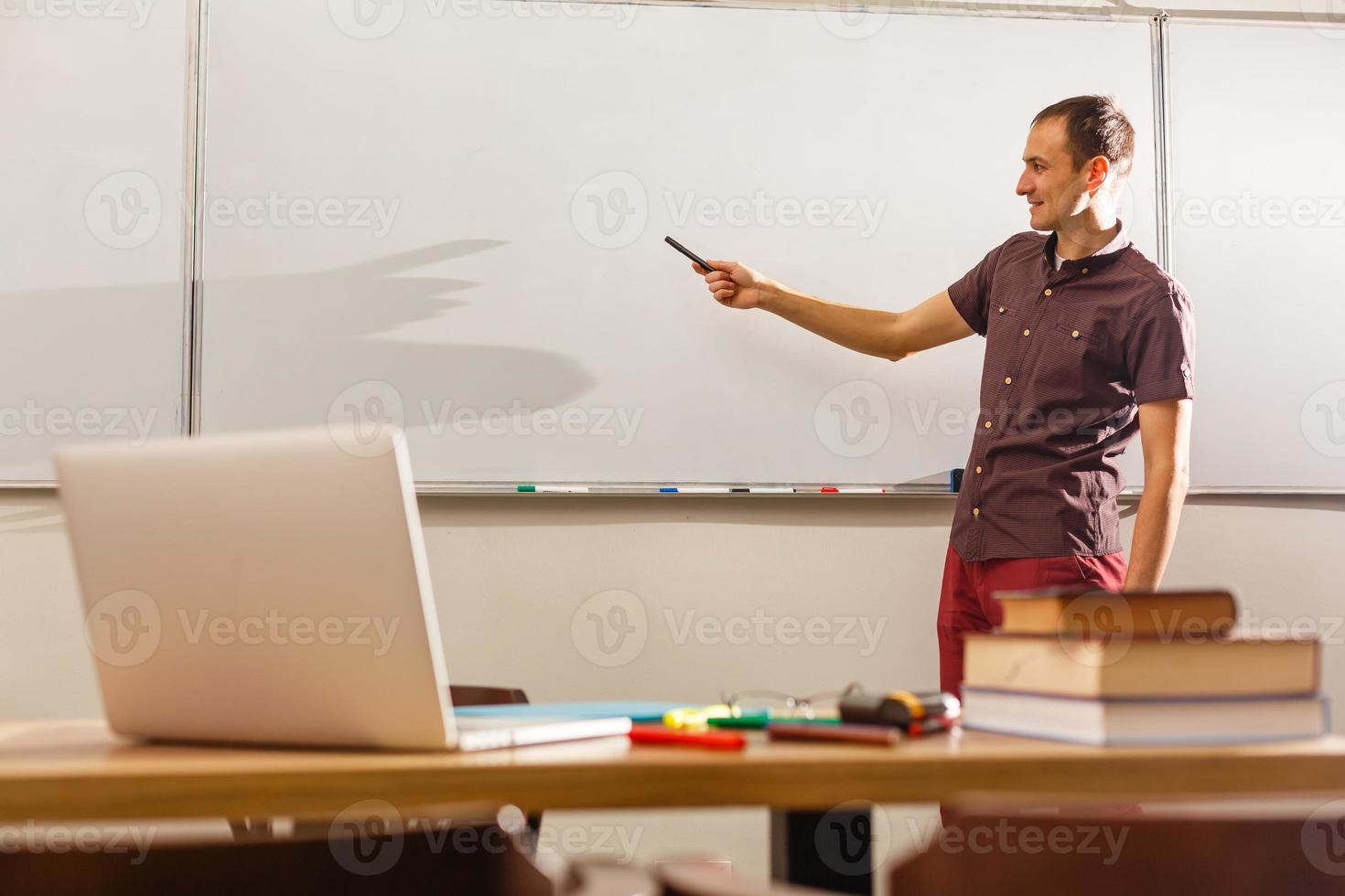 maschio insegnante ascoltando per studenti a adulto formazione scolastica classe foto