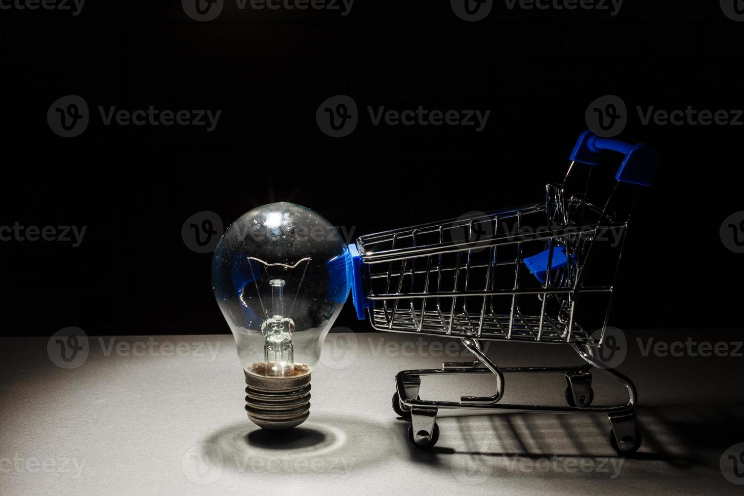 energia Salvataggio leggero lampadina con shopping carrello per Salvataggio, finanziario e shopping concetto. foto