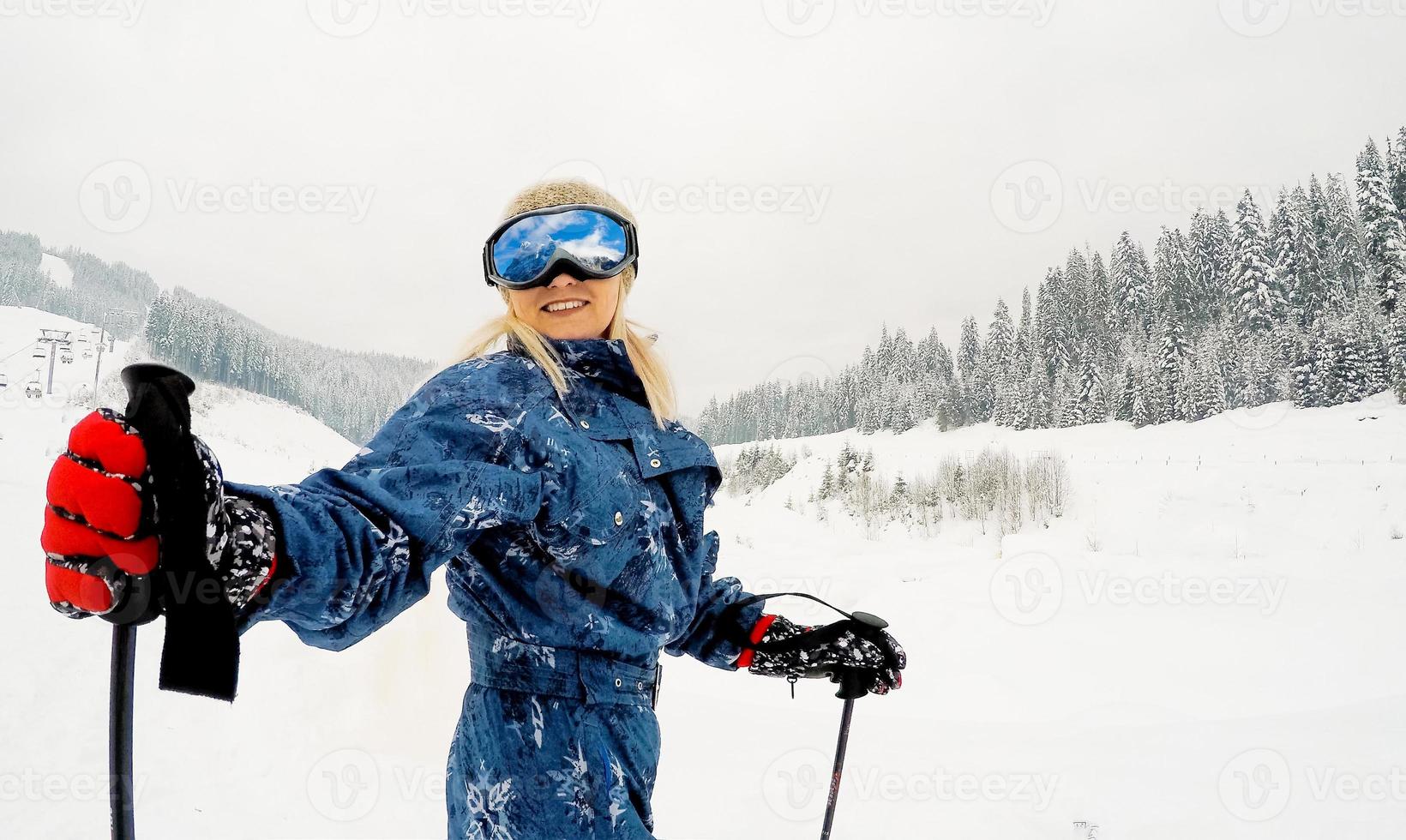 giovane caucasico donna sciatore nel europeo Alpi. inverno gli sport e piacere attività foto