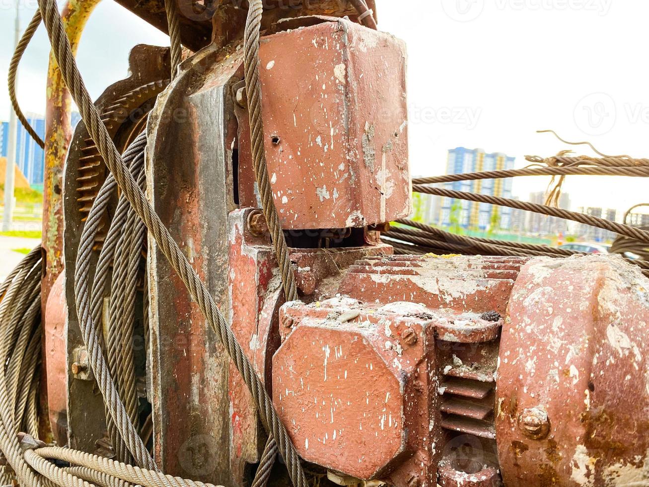 costruzione attrezzo con ferita nero pesca linea. di grandi dimensioni, rosso pompa. il metallo è arrugginito. retrò attrezzatura per costruzione e riparazione foto