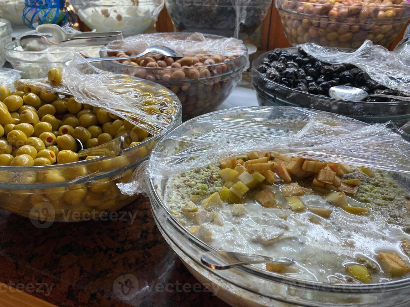 varietà di fresco insalate nel un' buffet. concetto di tutti compreso Hotel o salutare mangiare foto