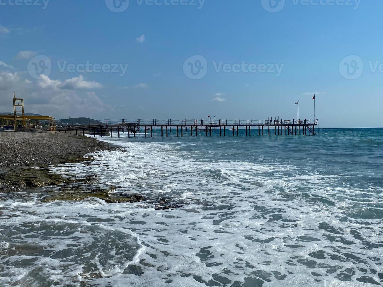 molo, panton su il spiaggia per turisti su il mare su vacanza nel il turista caldo orientale tropicale nazione meridionale Paradiso ricorrere su vacanza foto