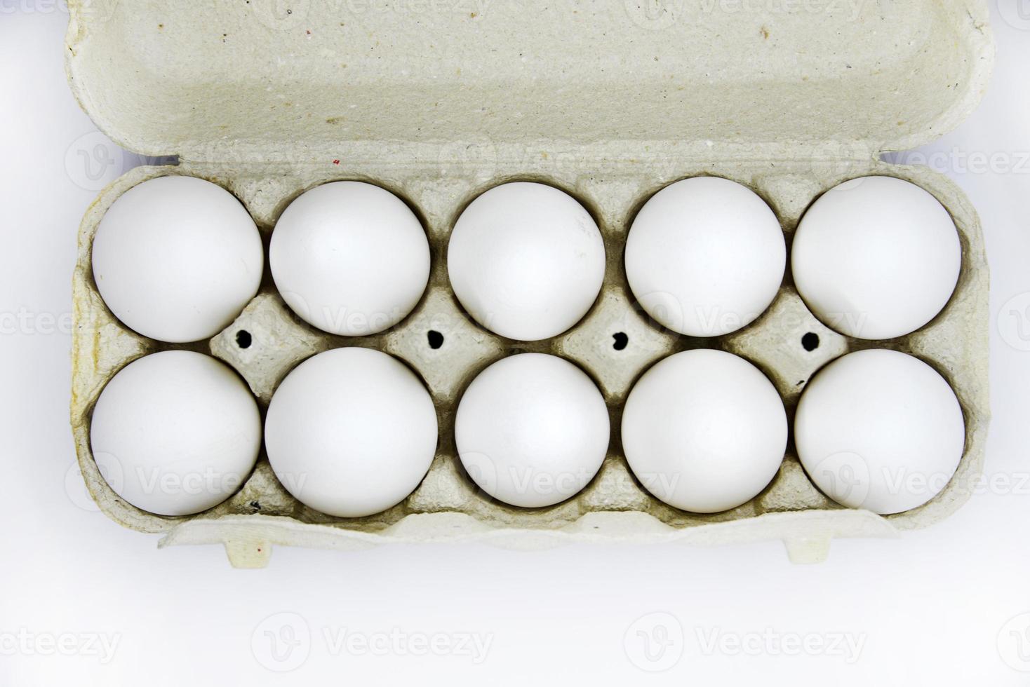 fresco bianca pollo uova nel un' carta Borsa. bianca uova nel un' pacchetto su un' bianca sfondo. uova a partire dal il negozio. foto