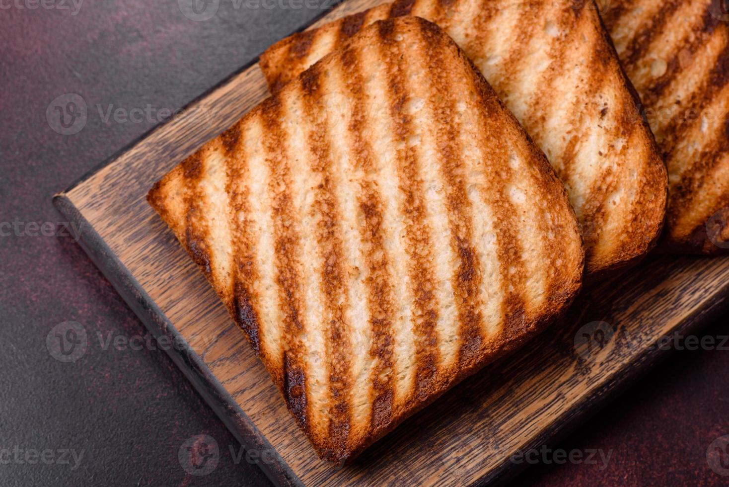 gustoso fresco croccante pane fette nel il modulo di grigliato crostini foto