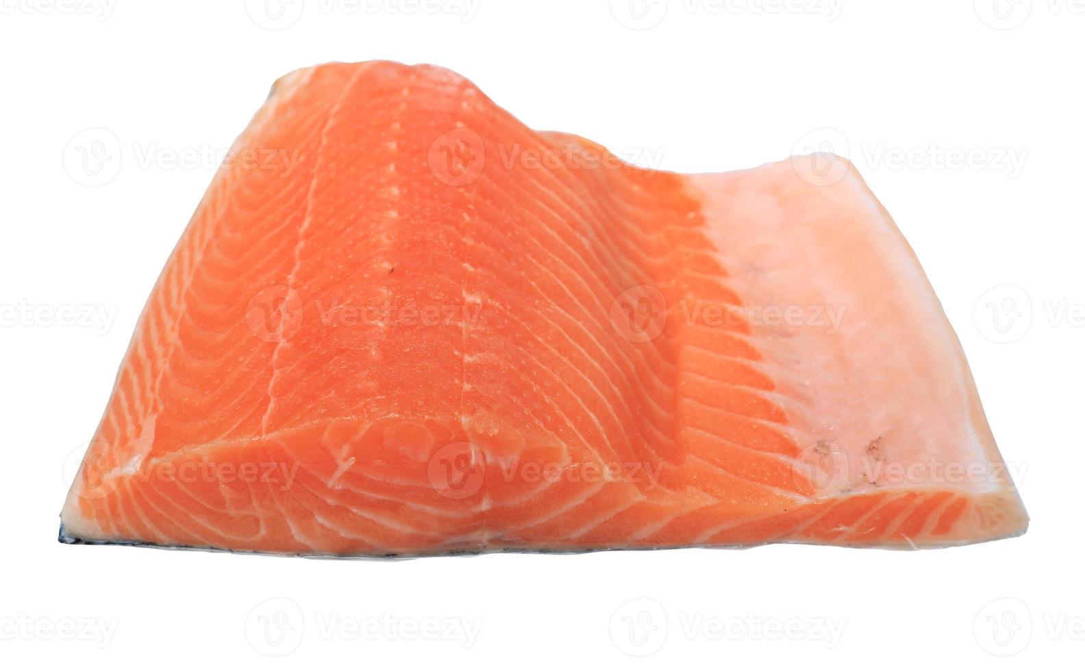 filetto di salmone crudo isolato su sfondo bianco foto