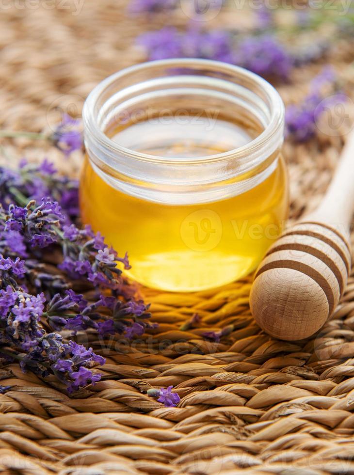 vasetto con miele e fiori di lavanda fresca foto