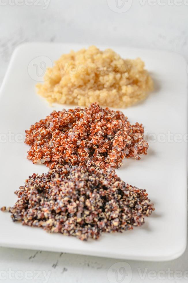tre tipi di quinoa cotta foto