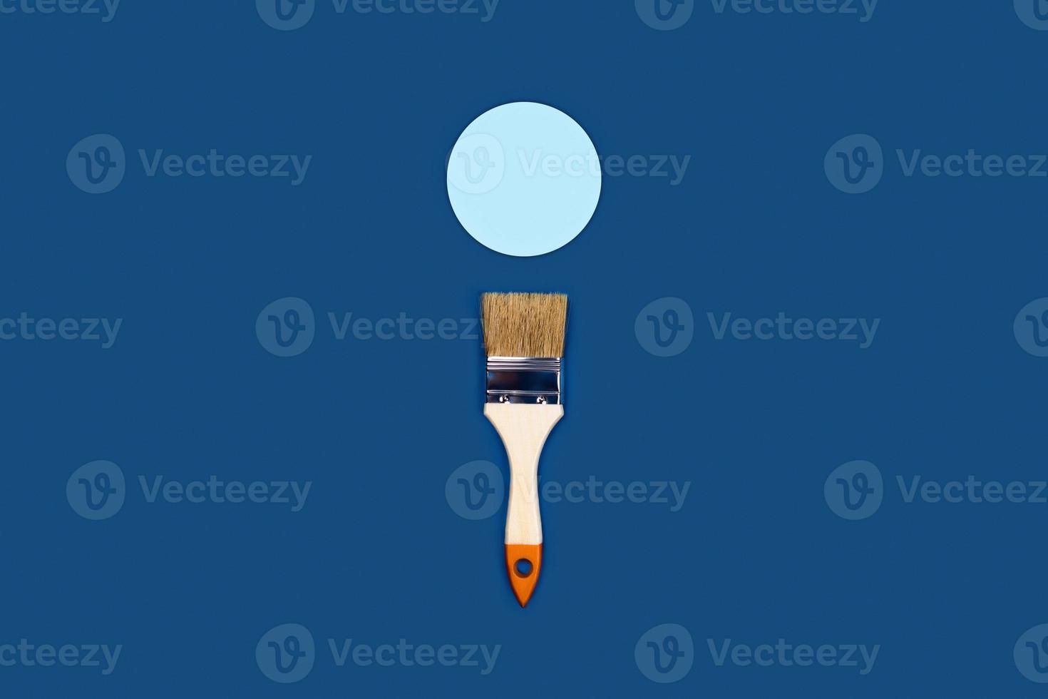 blu sfondo con dipingere spazzola su un' cerchio. foto