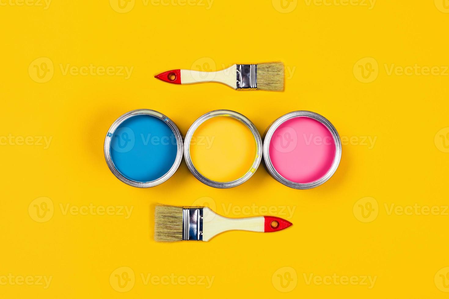 colorato sfondo con dipingere barattoli e spazzole. foto