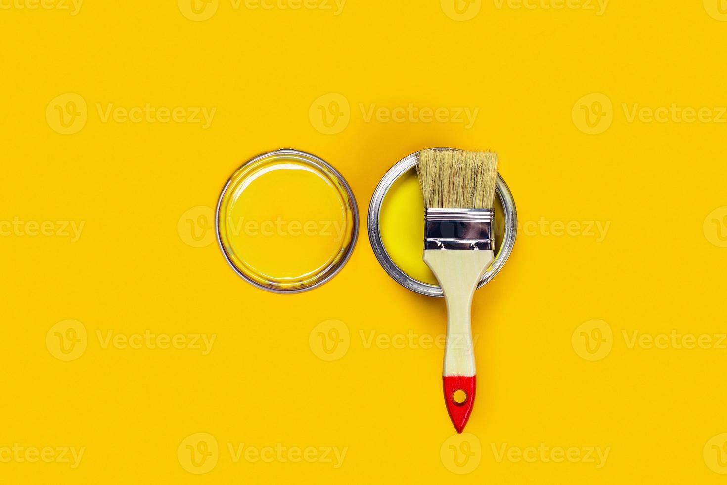 colorato sfondo con dipingere vaso e spazzola. foto