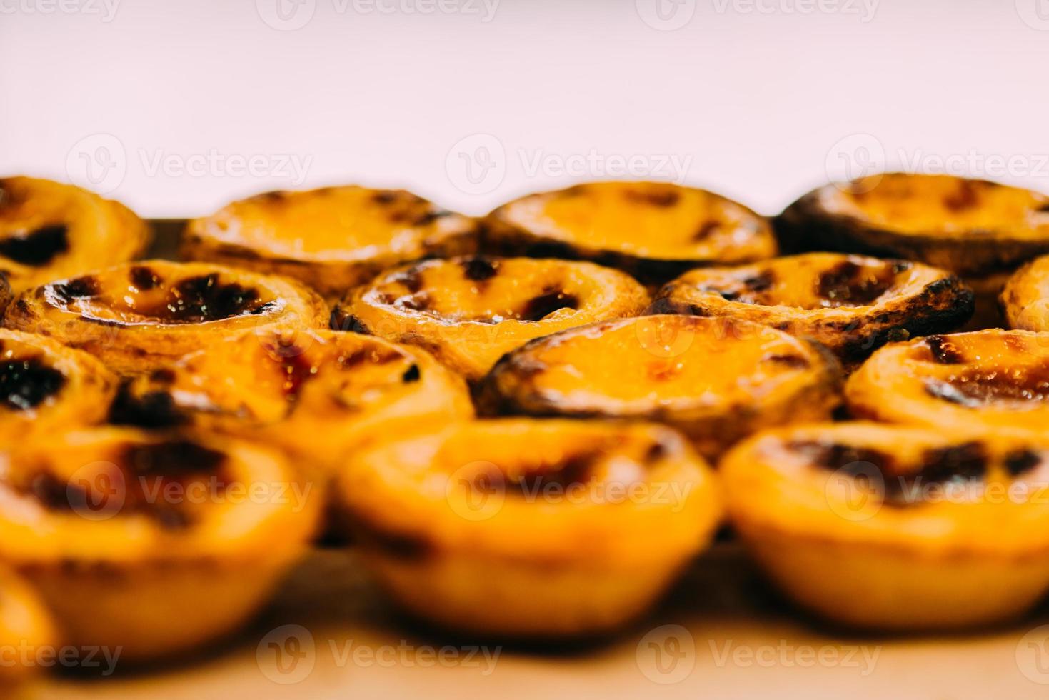 pila di portoghese uovo crostata anche conosciuto come pasteis de Nata su Schermo nel davanti di negozio foto