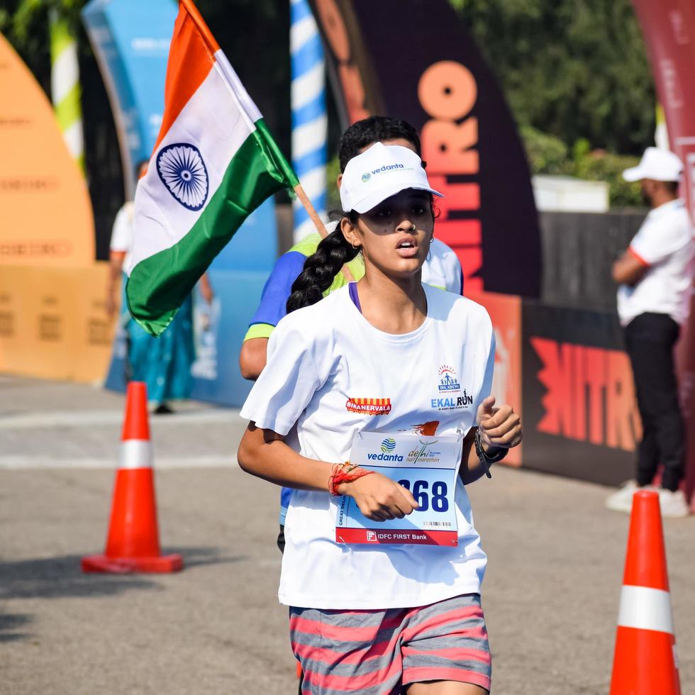 nuovo delhi, India - ottobre 16 2022 - vedanta delhi metà maratona gara dopo covid nel quale maratona partecipanti di per attraversare il finire linea, delhi metà maratona 2022 foto