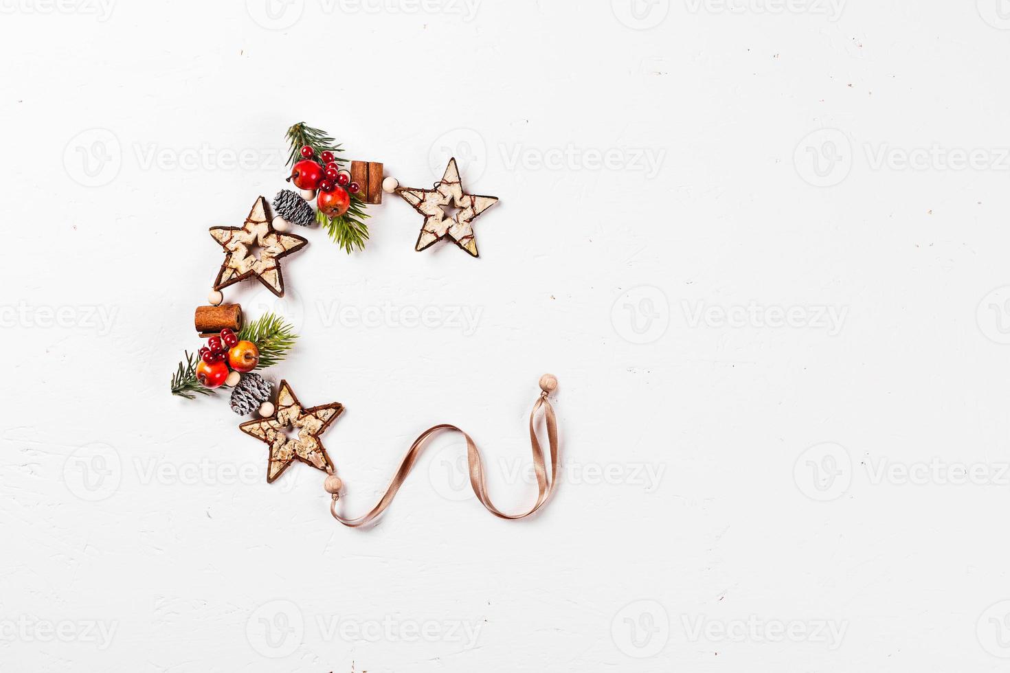 Natale carta. bianca isolato sfondo con pino coni, rami, di legno stelle. foto