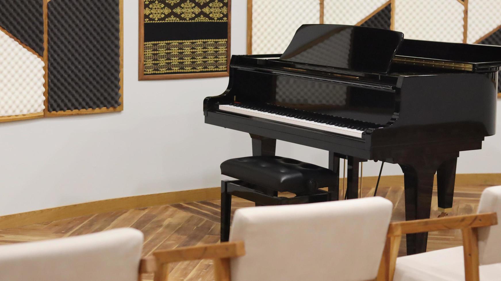 interno di camera con elegante mille dollari pianoforte classico foto