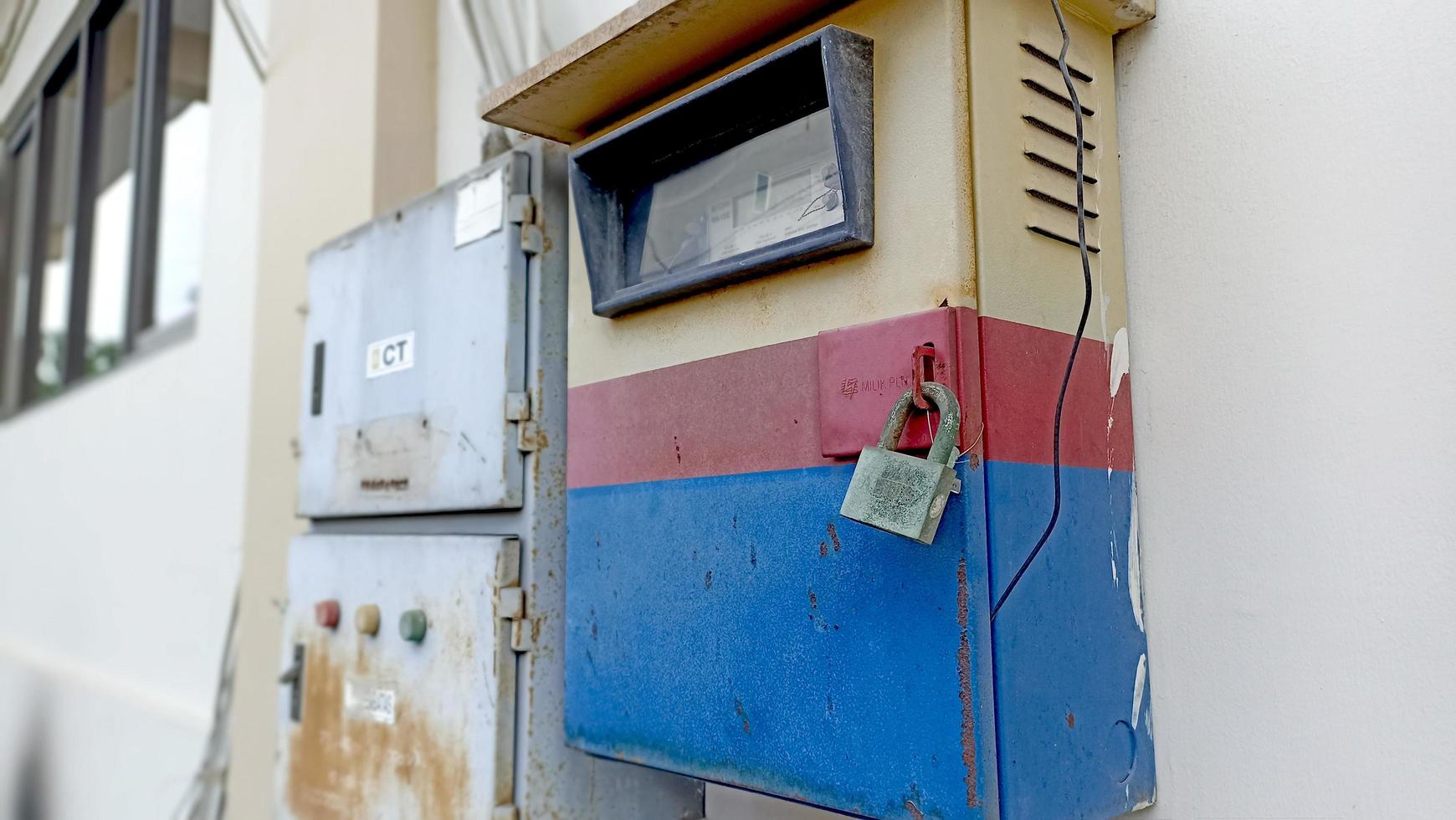 elettrico stazione scatola a il azienda con logoro e arrugginito lucchetto sicurezza foto