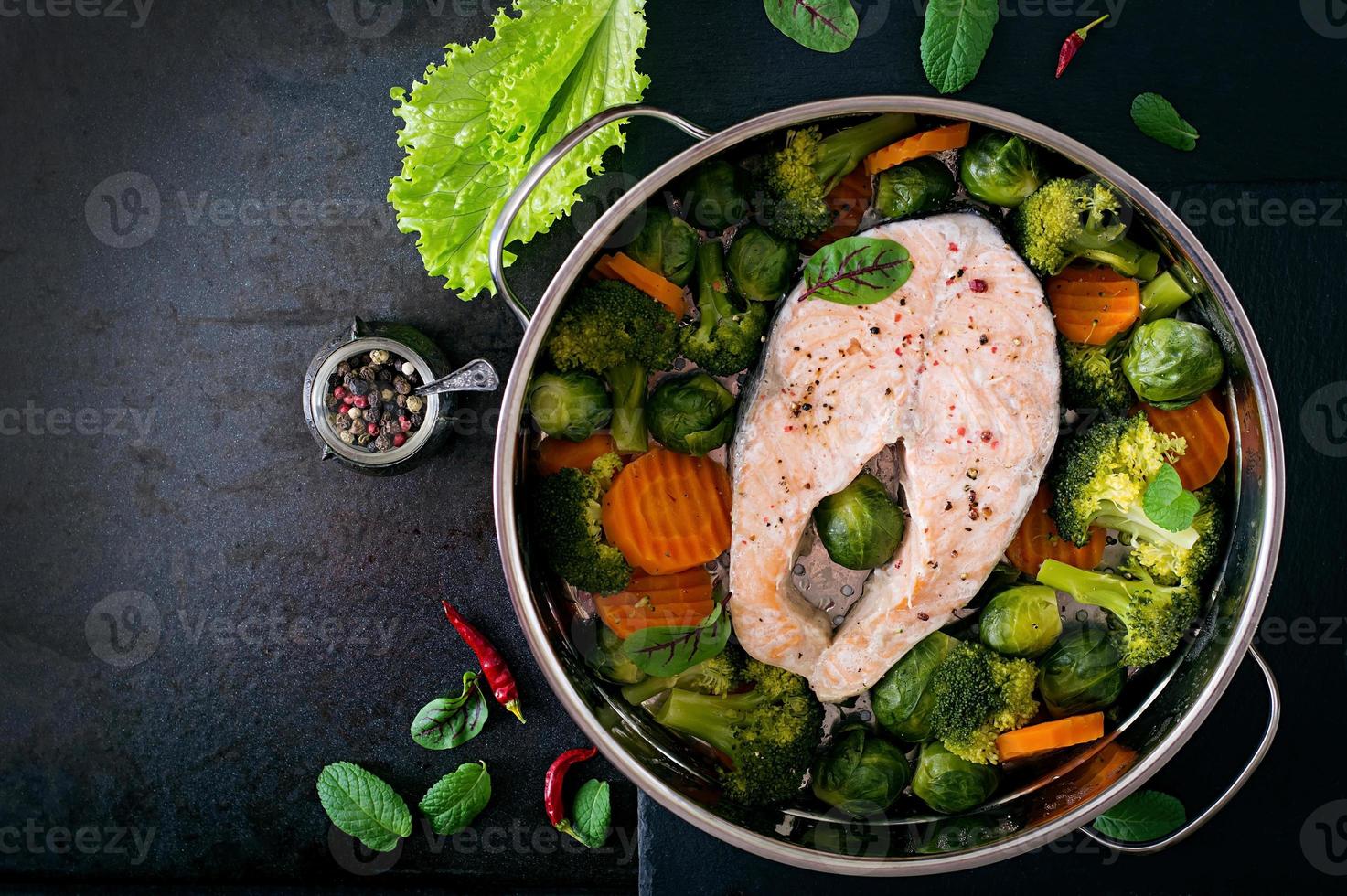 cucinato su vapore salmone bistecca con verdure. superiore Visualizza foto