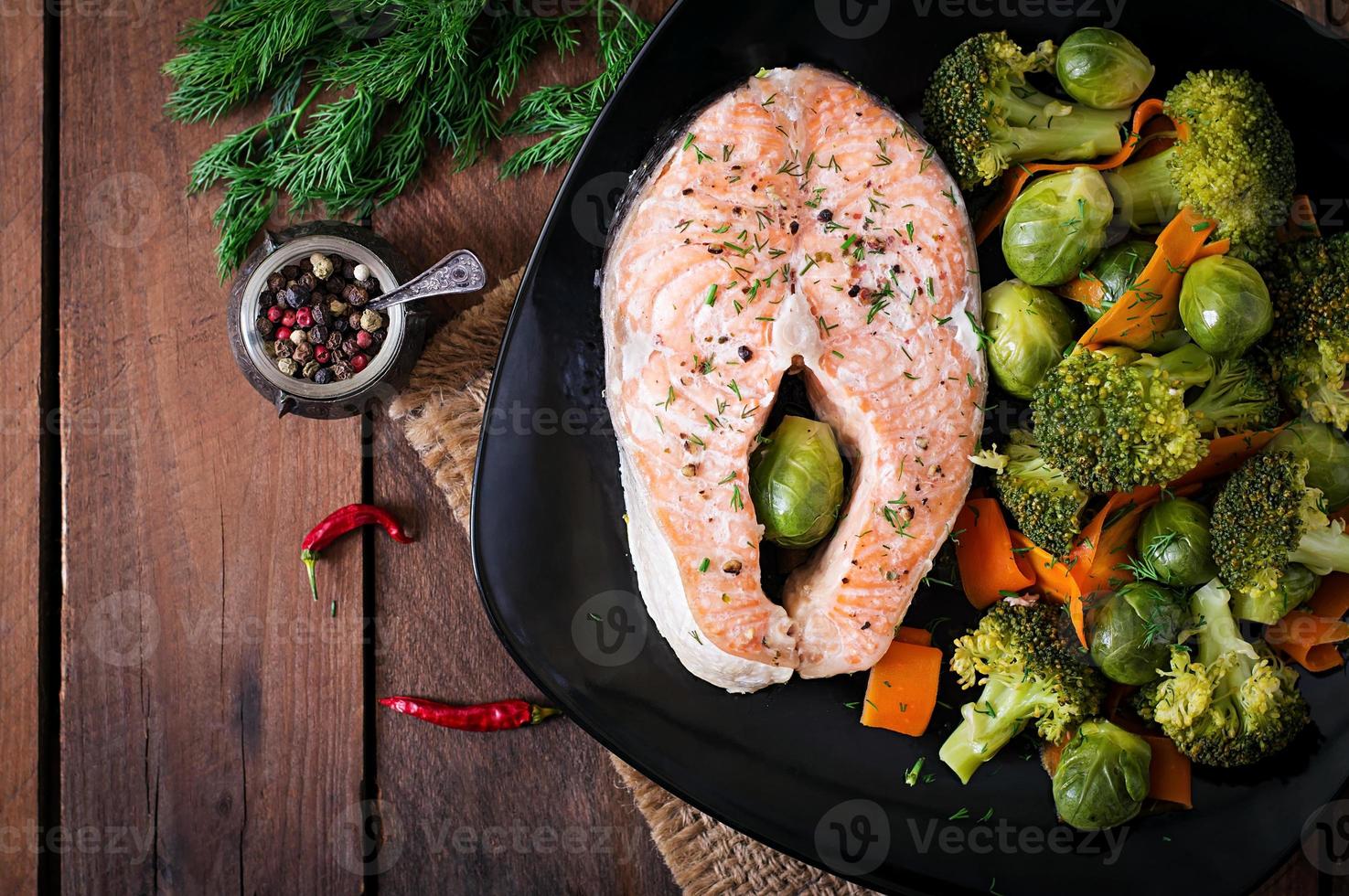 cucinato su vapore salmone bistecca con verdure. superiore Visualizza foto