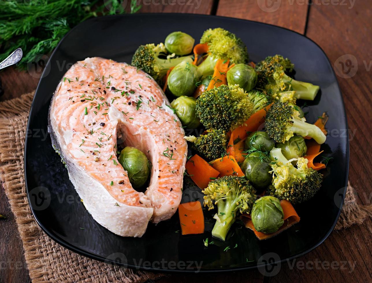 cucinato su vapore salmone bistecca con verdure. foto