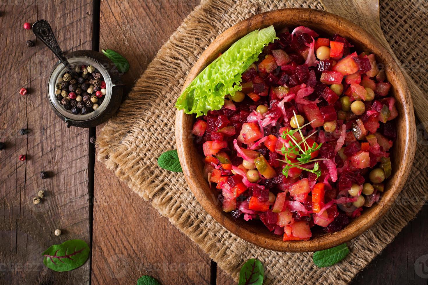 barbabietola insalata vinaigrette nel un' di legno ciotola. superiore Visualizza foto