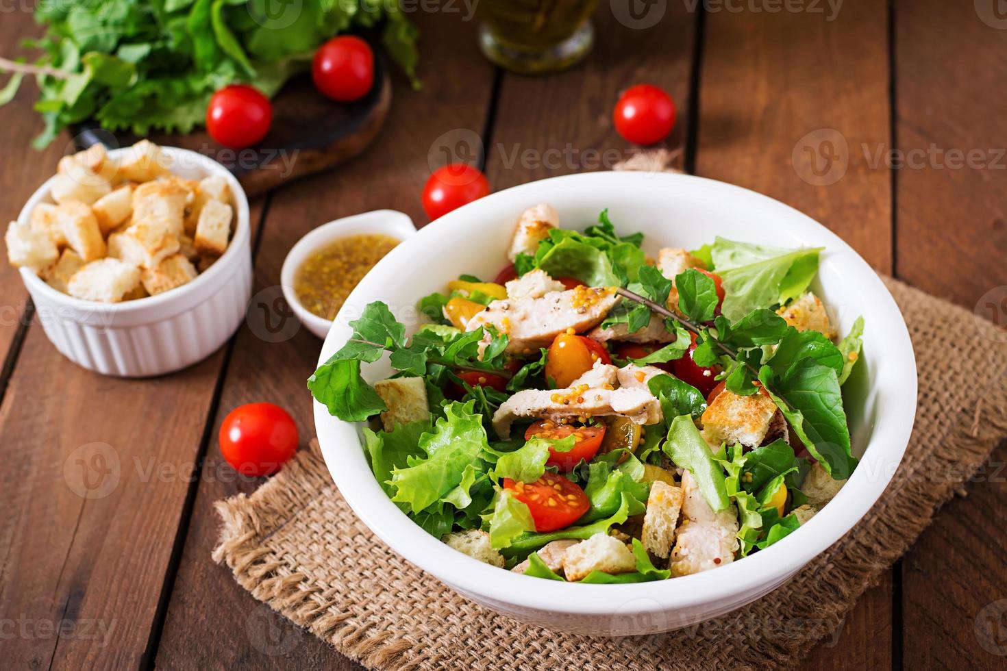 fresco insalata con pollo Seno, rucola, lattuga e pomodoro. foto