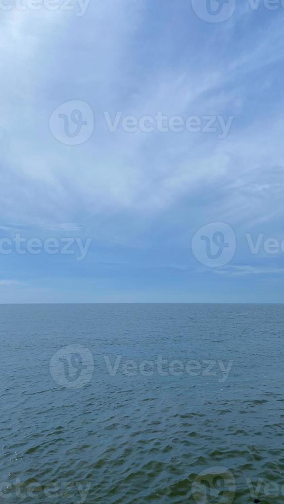 il chiaro cielo a il mare foto