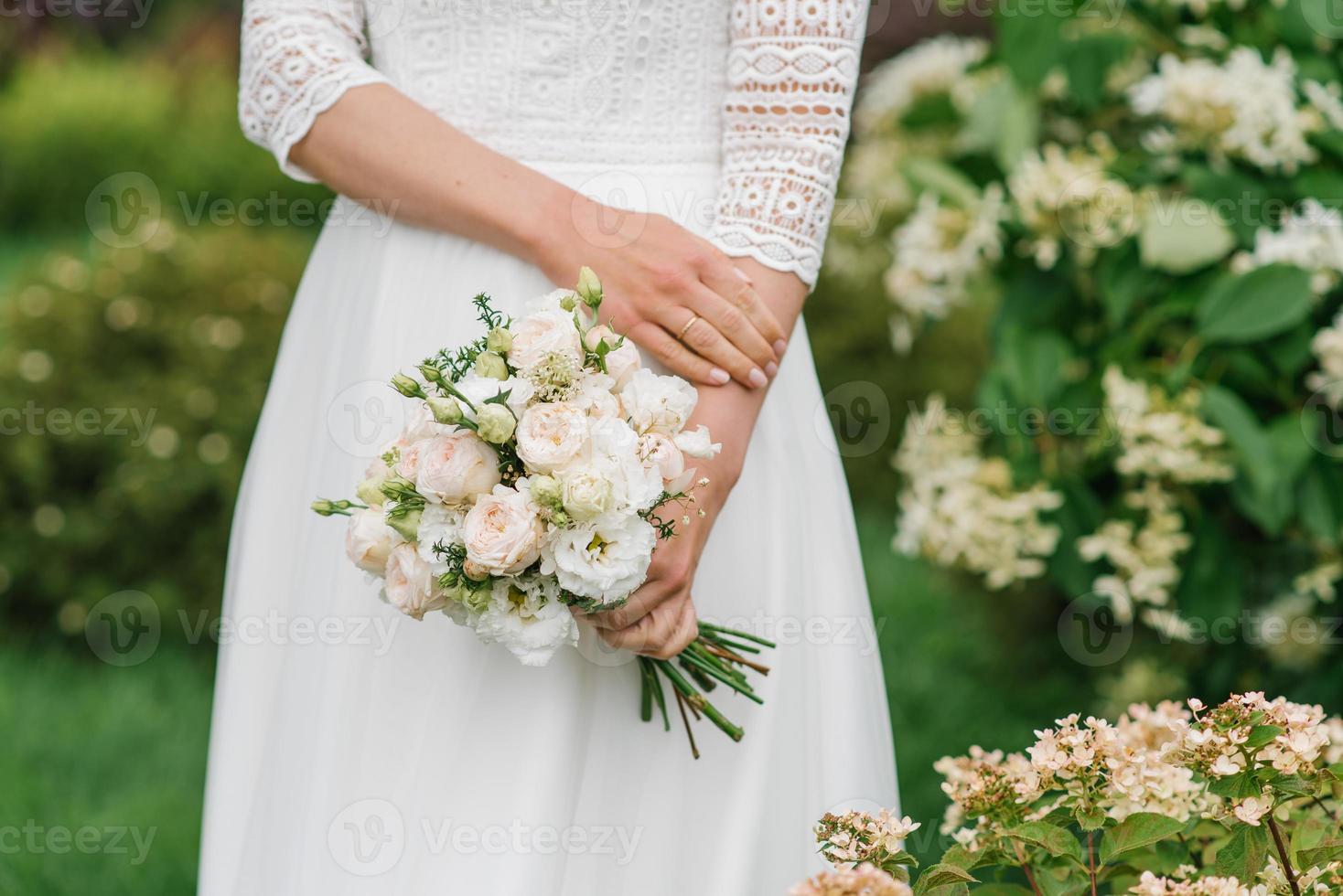 bellissimo delicato nozze mazzo di fiori nel il mani di il sposa foto