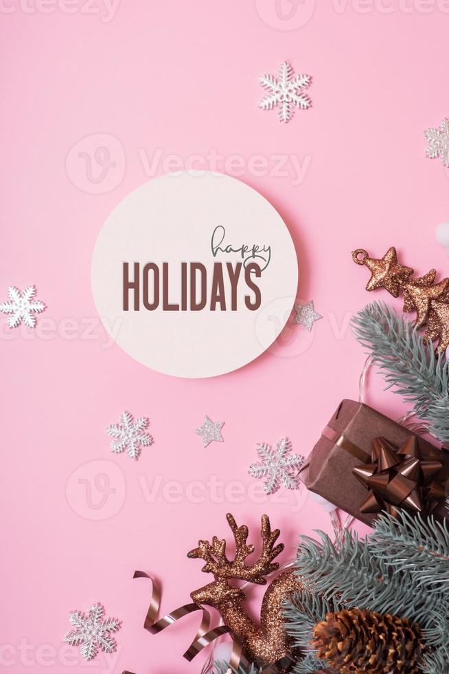 contento vacanze testo e Natale decorazioni superiore Visualizza su rosa sfondo. natale saluto carta Vertial formato foto
