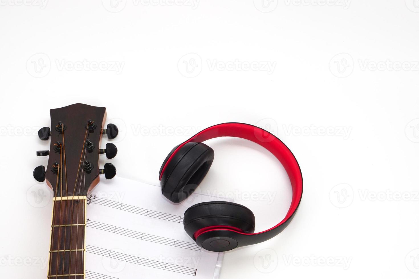 acustico chitarra, cuffie e musica Appunti su un' bianca sfondo. amore e musica concetto. foto