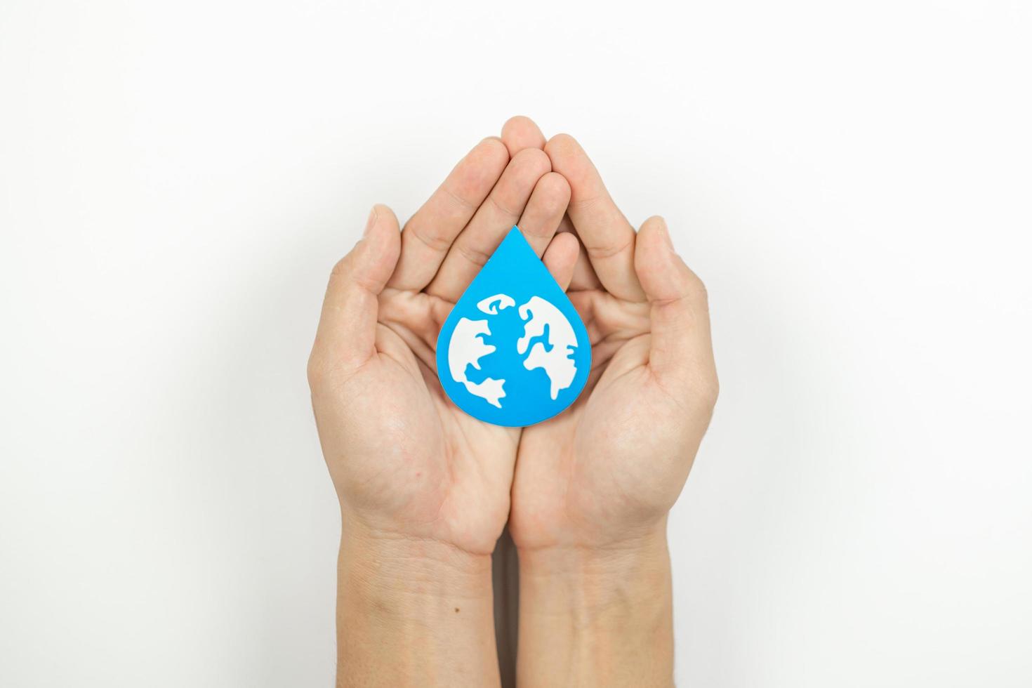 mani Tenere acqua far cadere carta tagliare, lavaggio mano, mano disinfettante e igiene. mondo acqua giorno, Salvataggio acqua e mondo ambientale protezione concetto foto