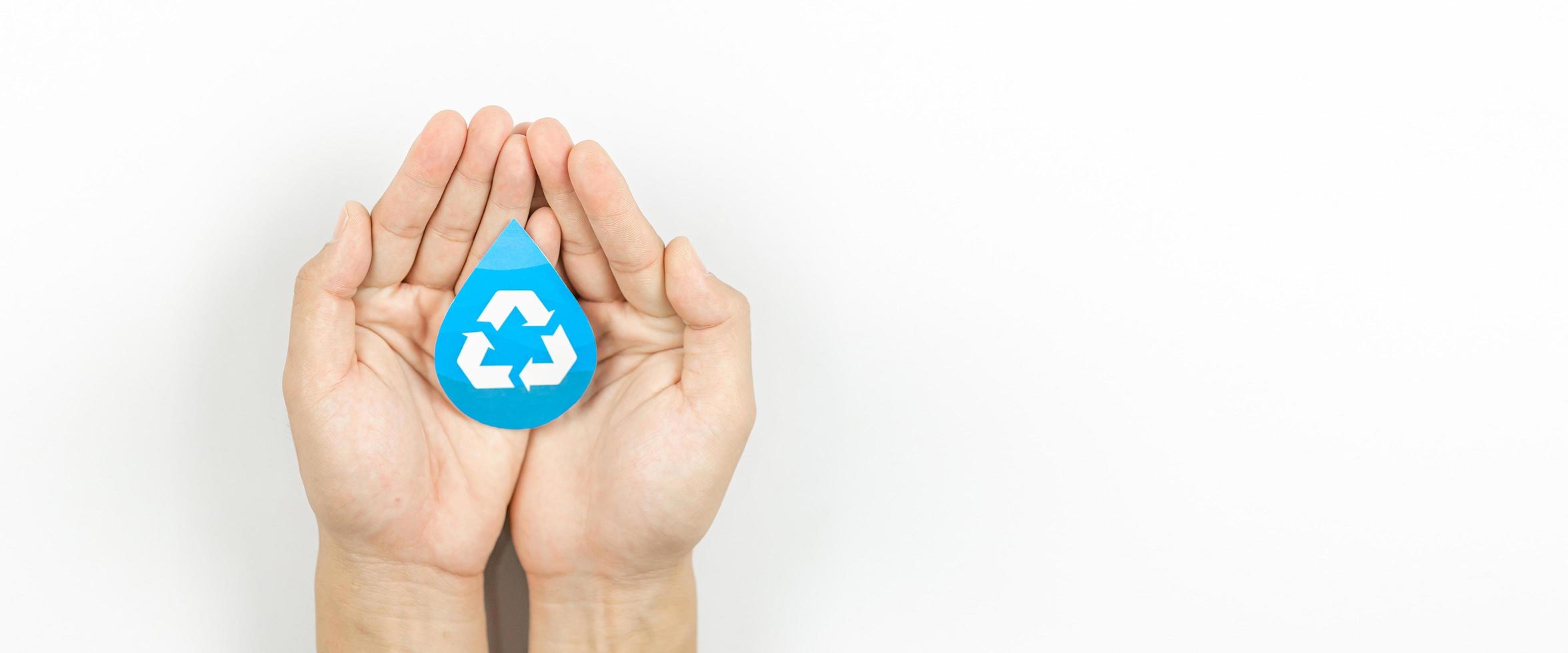 mani Tenere acqua far cadere carta tagliare, lavaggio mano, mano disinfettante e igiene. mondo acqua giorno, Salvataggio acqua e mondo ambientale protezione concetto foto