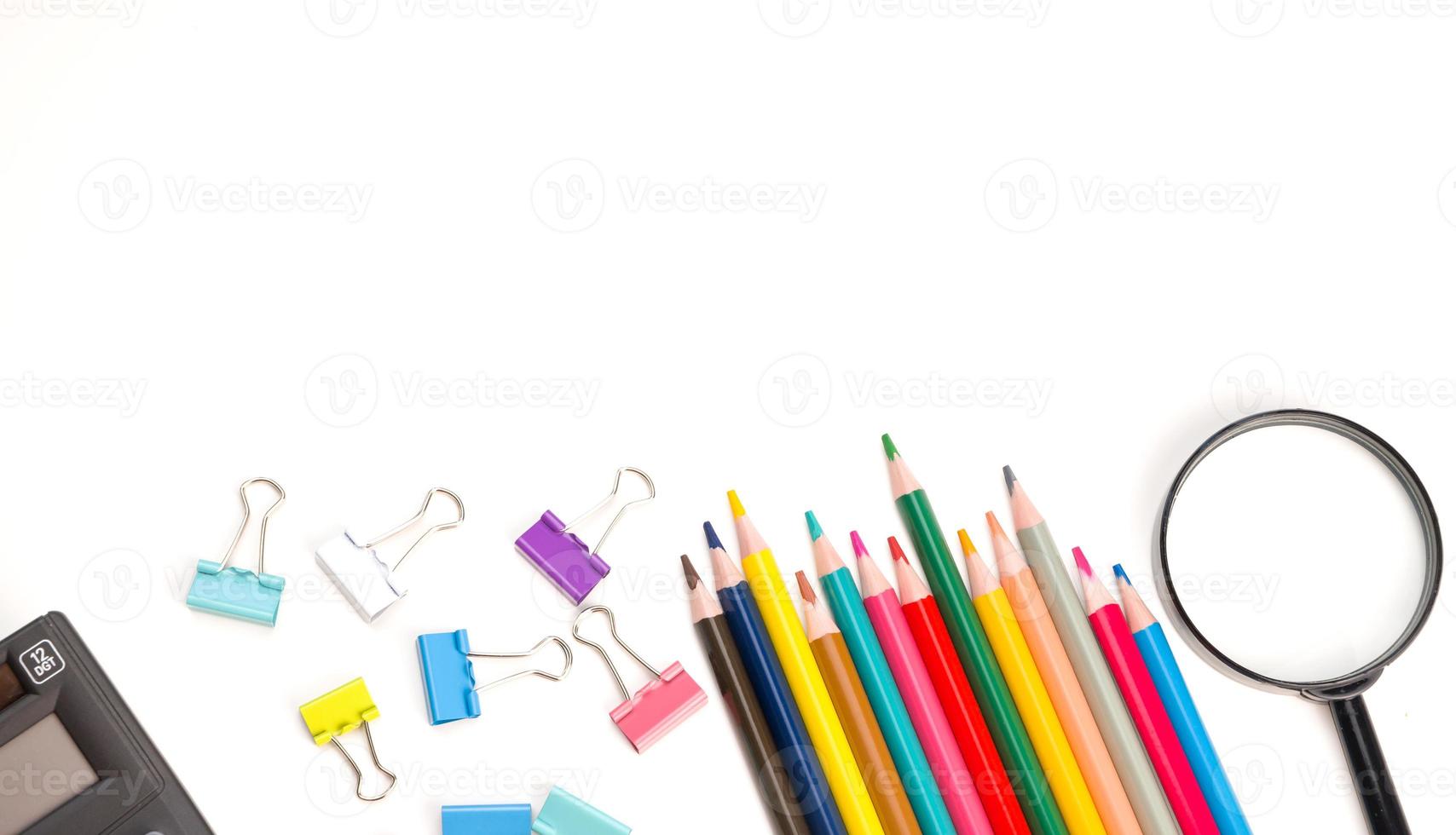 indietro per scuola concetto,.flalt posare con matita, lente d'ingrandimento, carta clip,calcolatrice.copyspace bandiera foto
