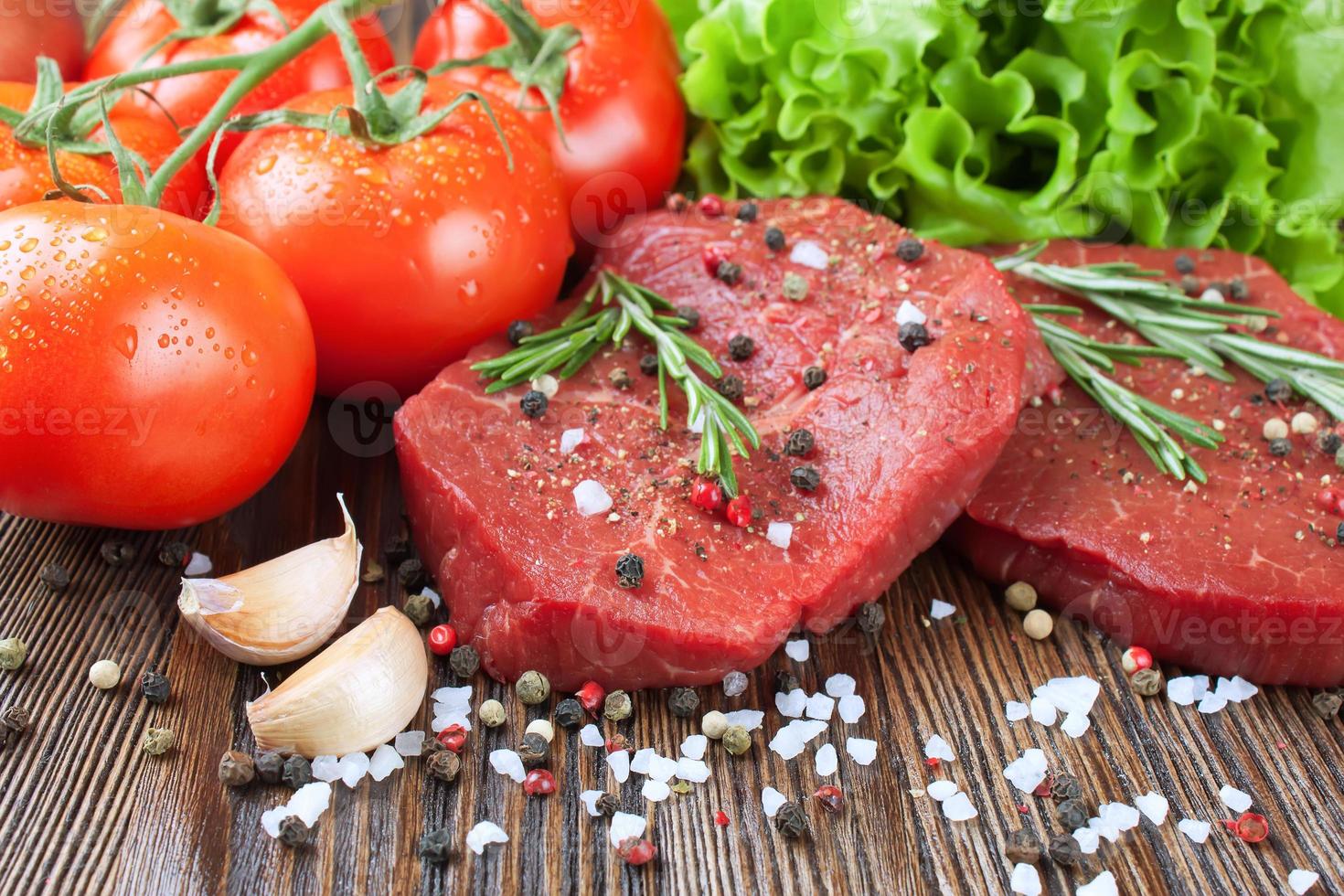 bistecca di manzo cruda con verdure e spezie foto