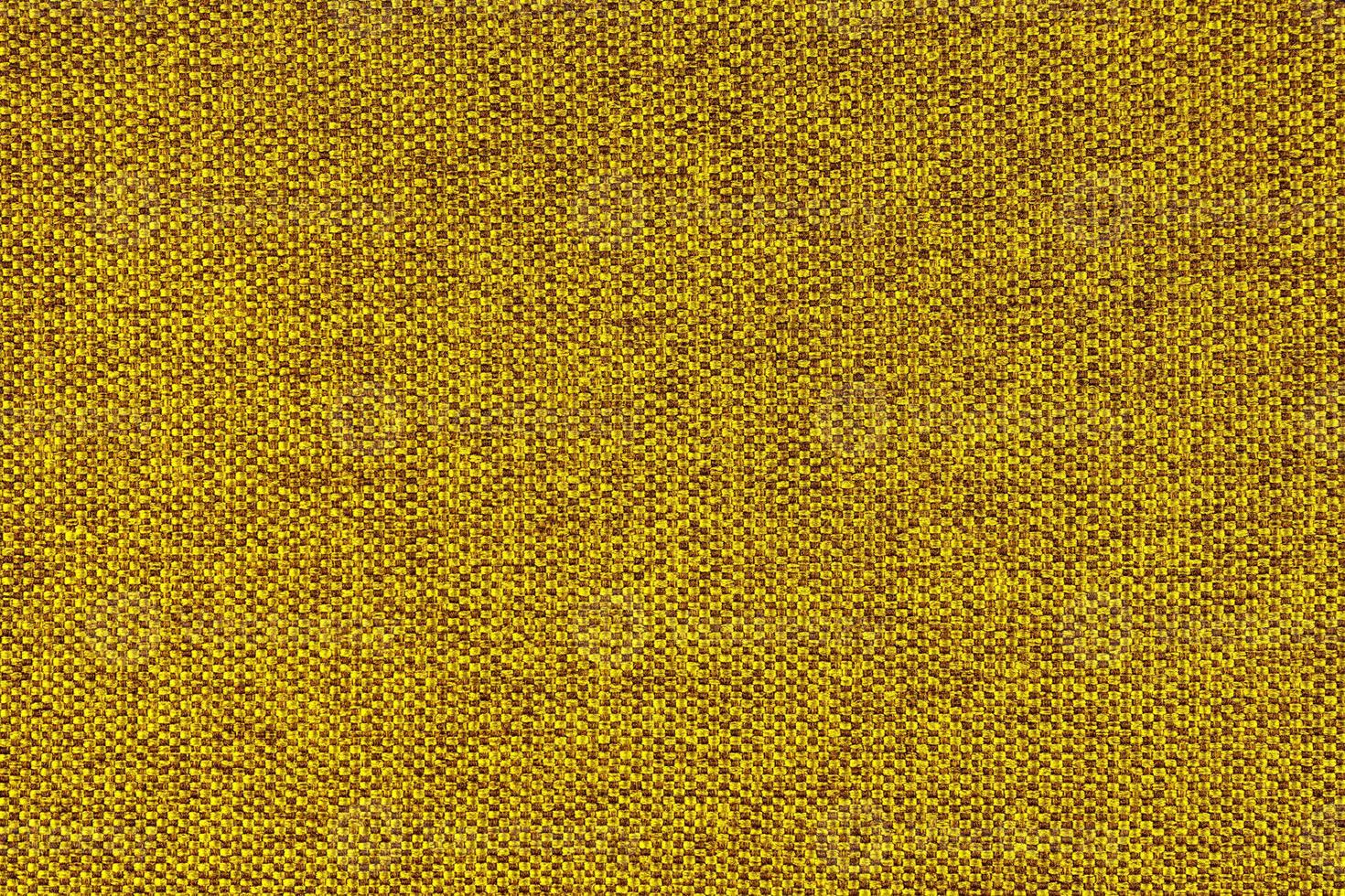 vicino su struttura di giallo grossolano tessere tappezzeria tessuto. decorativo tessile sfondo foto
