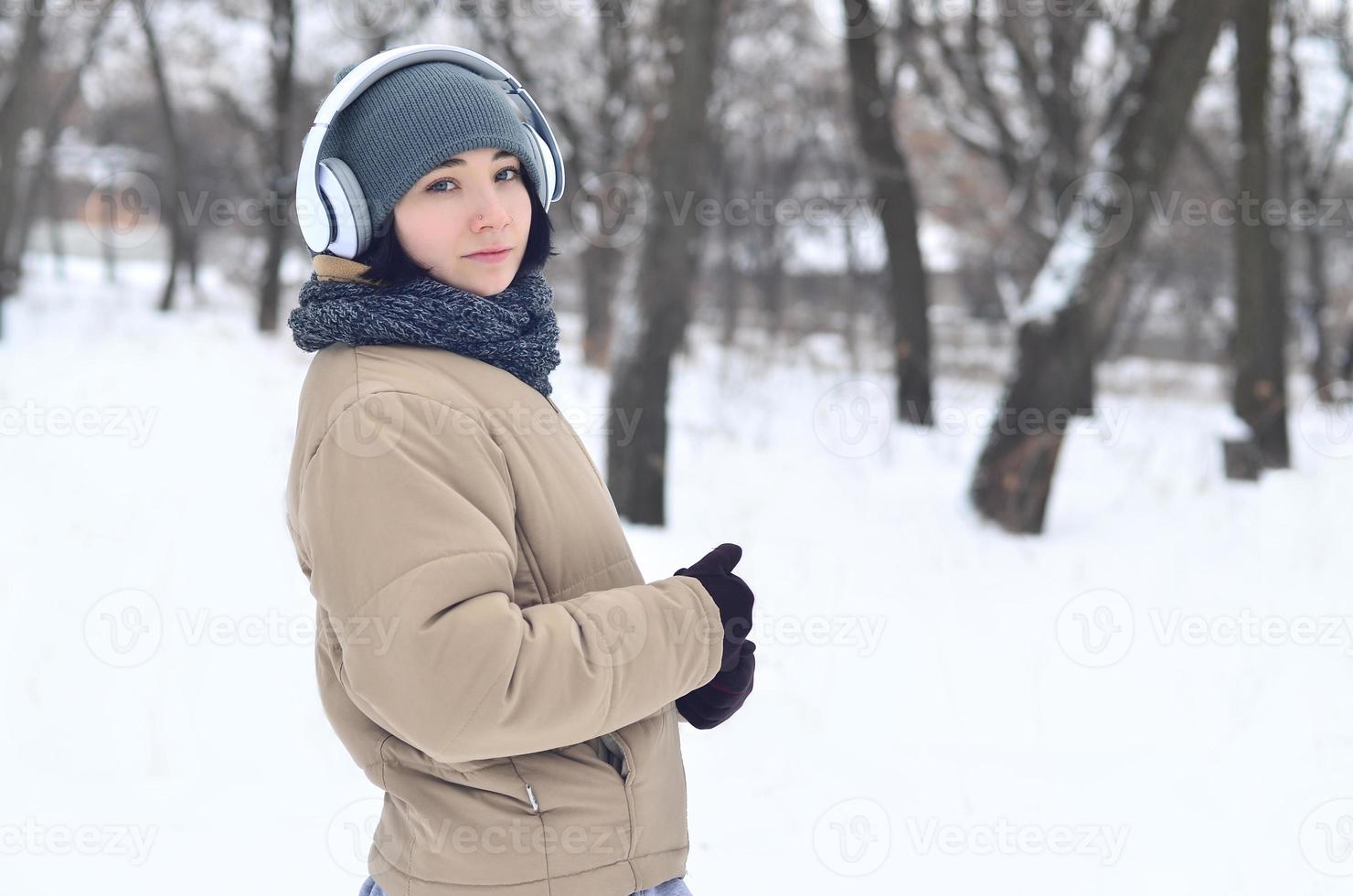 inverno ritratto di giovane ragazza con cuffie foto