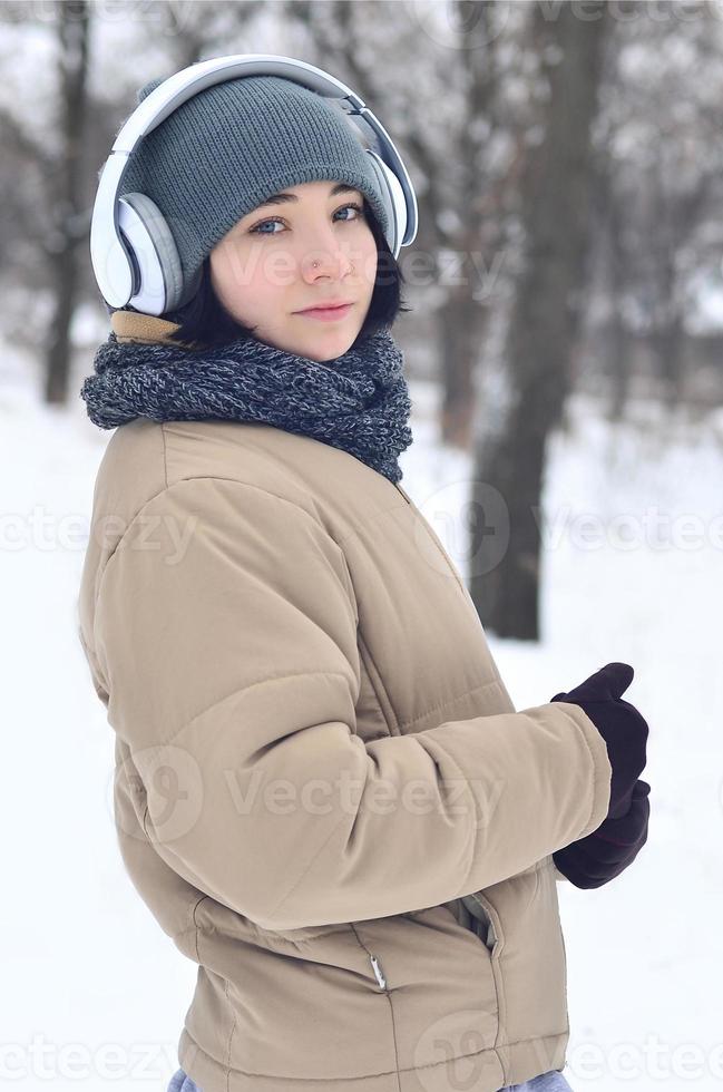 inverno ritratto di giovane ragazza con cuffie foto