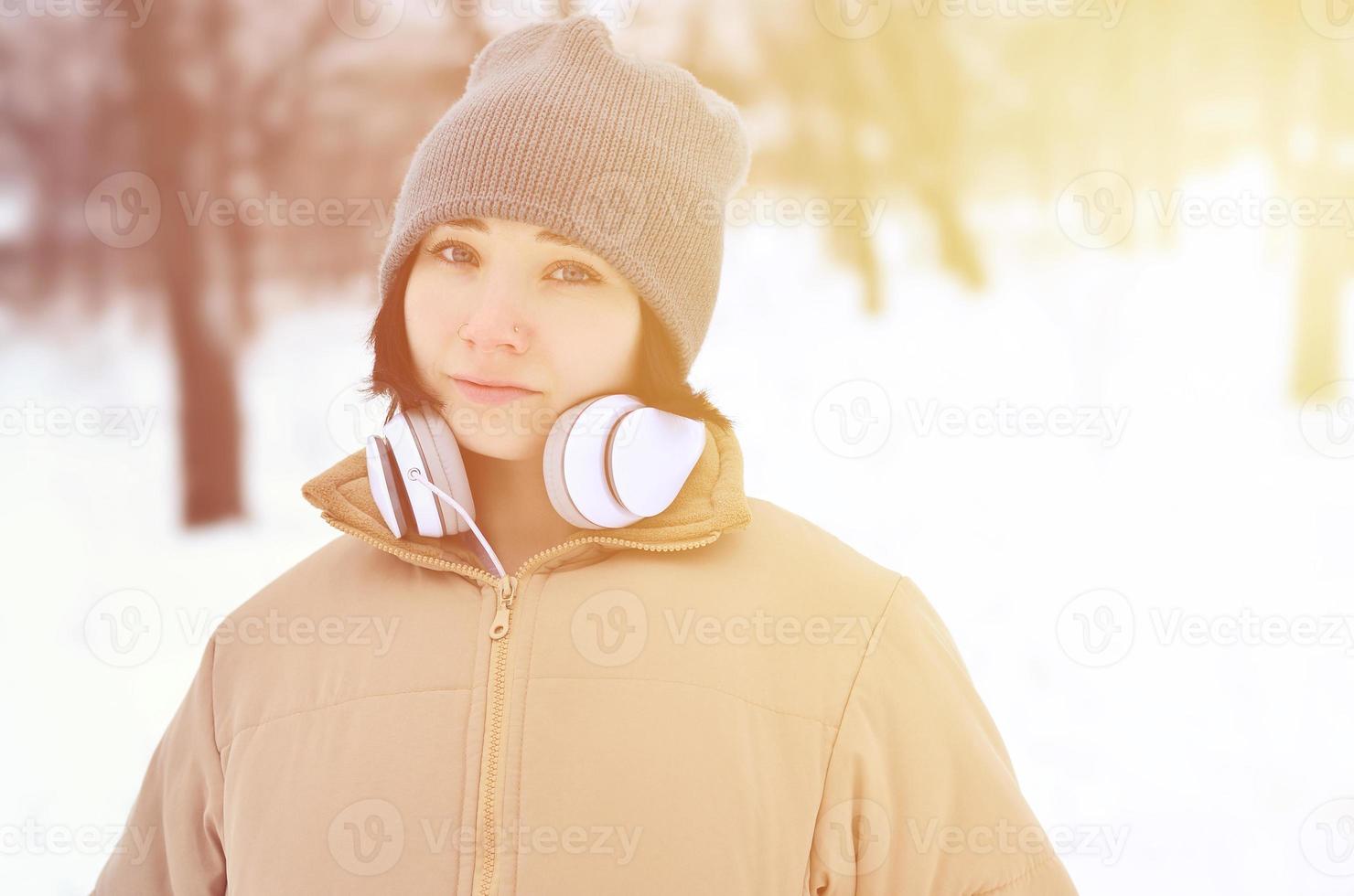 inverno ritratto di giovane ragazza con cuffie foto