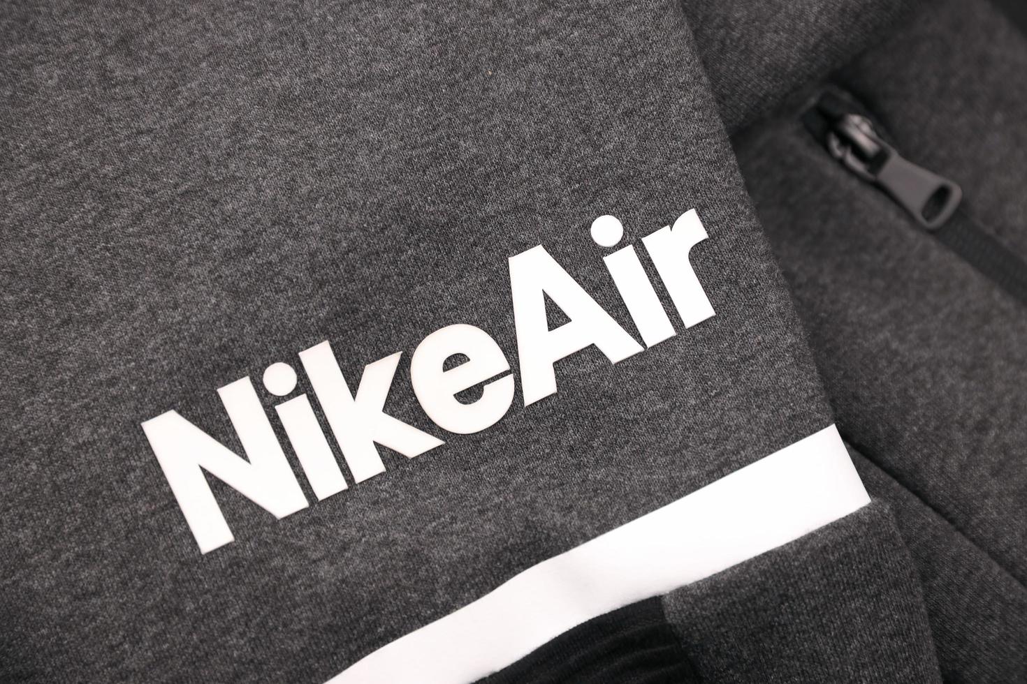 Kharkov, Ucraina - dicembre 20, 2020 nike aria logo su grigio gli sport indossare frammento. nike è americano multinazionale società impegnato nel produzione e In tutto il mondo marketing di Abiti e calzature foto