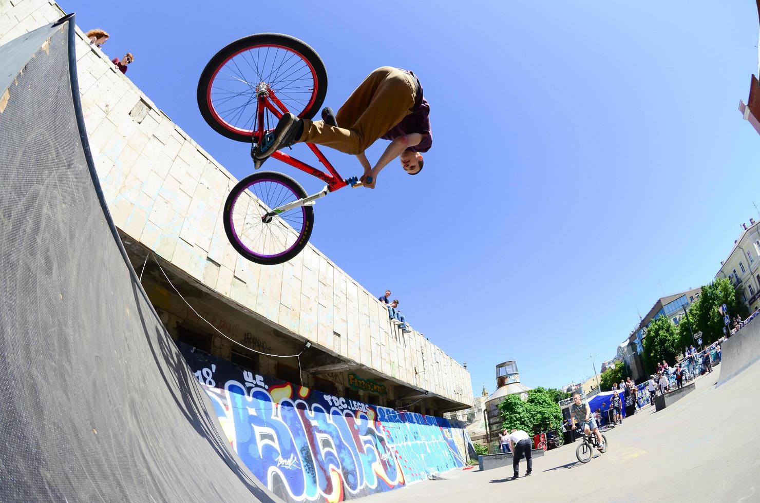 Kharkiv, Ucraina - 27 Maggio, 2018 freestyle bmx piloti nel un' Skate park durante il annuale Festival di strada culture foto