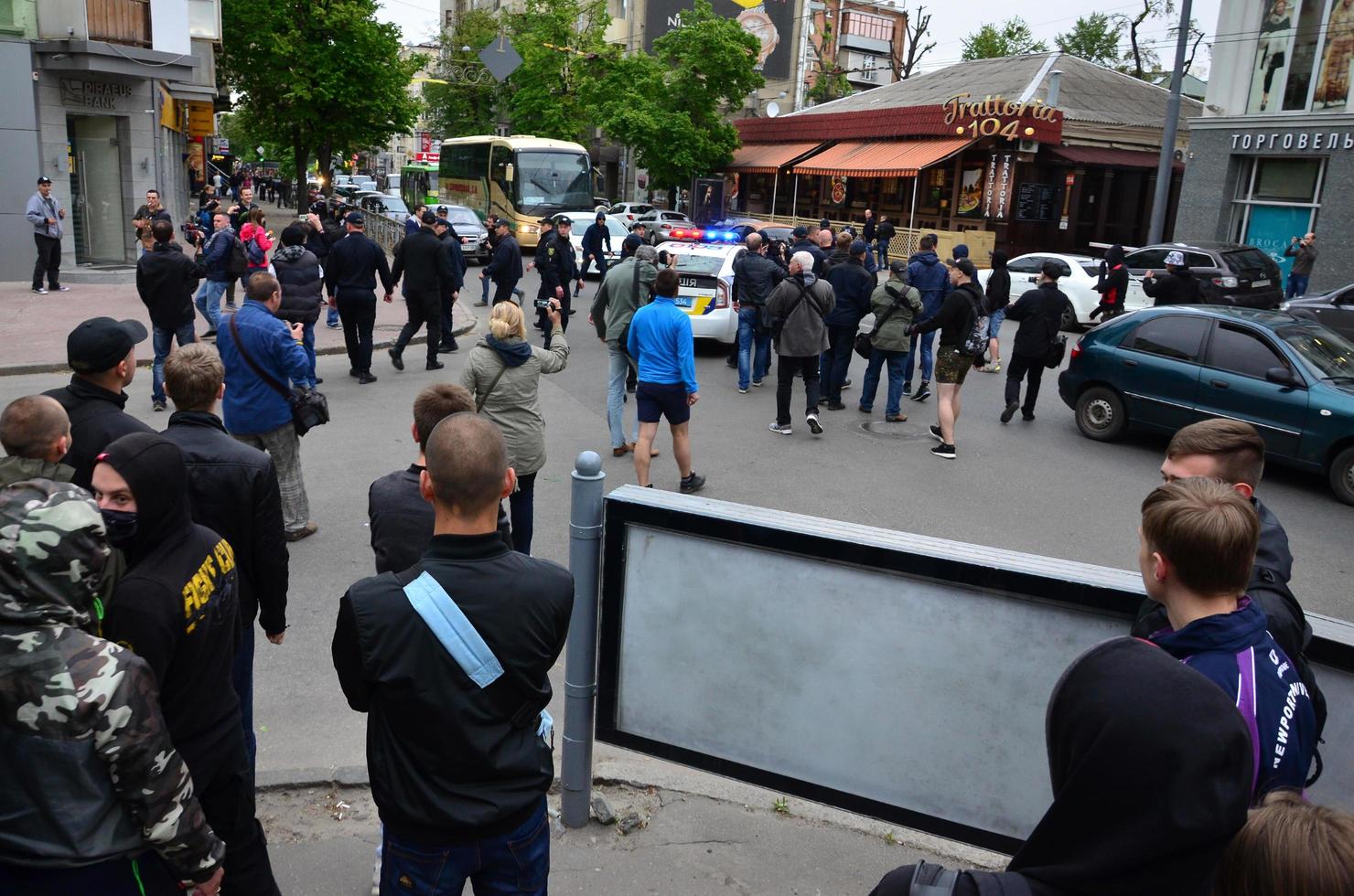 Kharkov, Ucraina - Maggio 17, 2017 blocco di Uscita per polizia macchine di Charkiv ala destra attivisti durante il abbattersi di il lgbt rally nel charkov foto