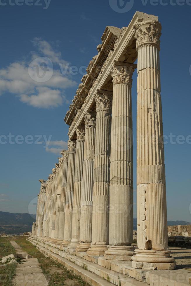 colonne nel laodicea su il liceo antico città nel denizli, turkiye foto