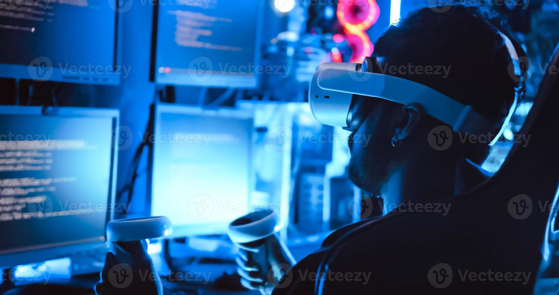 un' pirata indossare virtuale la realtà bicchieri è utilizzando computer per mod dati per ottenere riscatto a partire dal vittime. foto