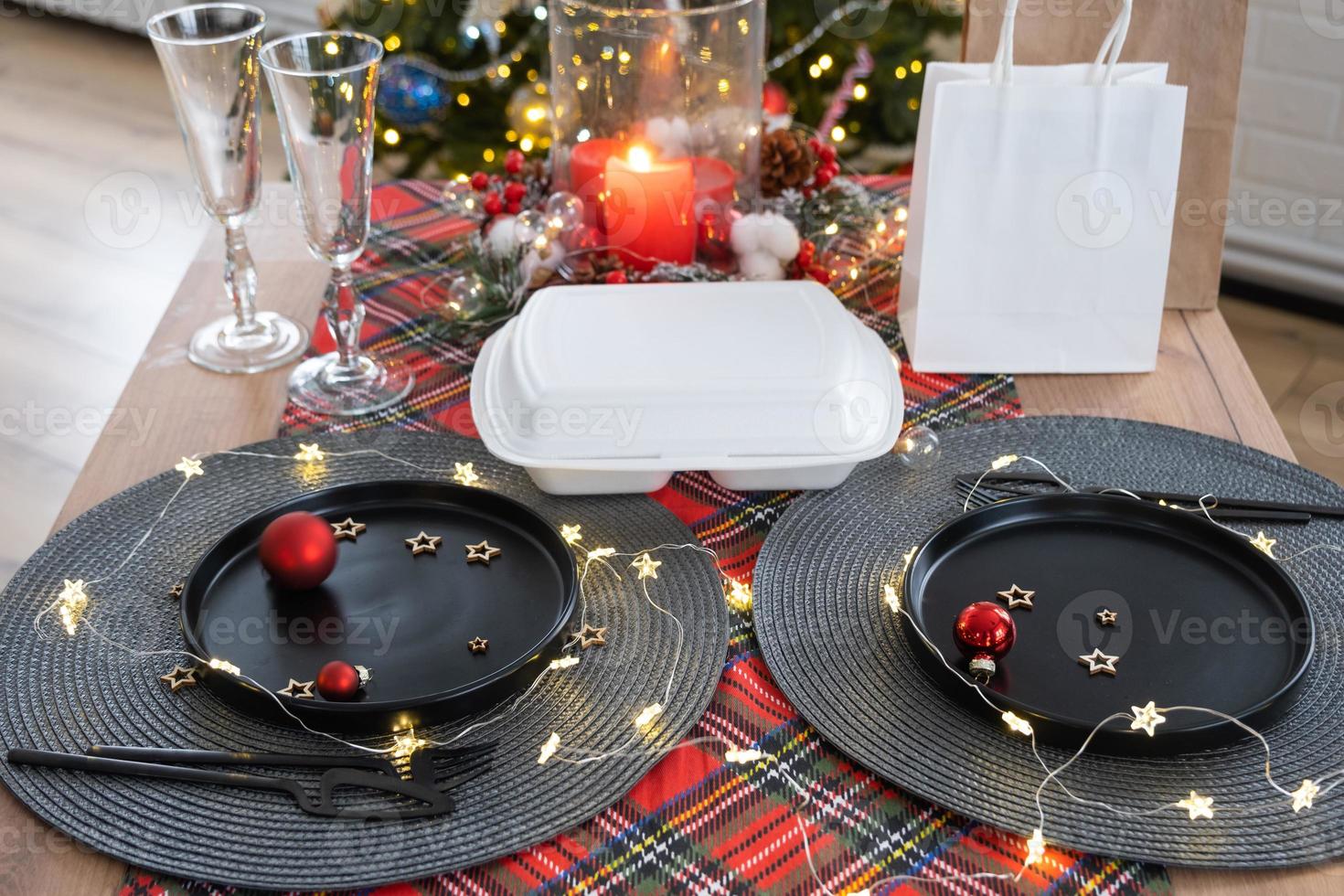 cibo consegna servizio contenitori su tavolo, festosamente servito per il celebrazione di Natale e nuovo anno. vasellame e in stile loft arredamento. Salvataggio volta, caldo ordine, monouso plastica scatola. finto su foto