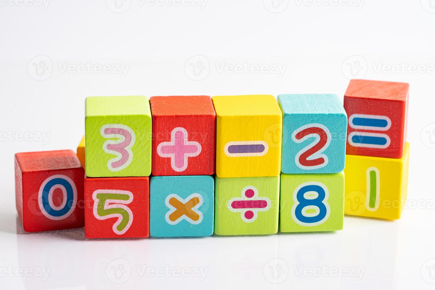 numero di matematica colorato su sfondo bianco, educazione studio apprendimento matematica insegnare concetto. foto